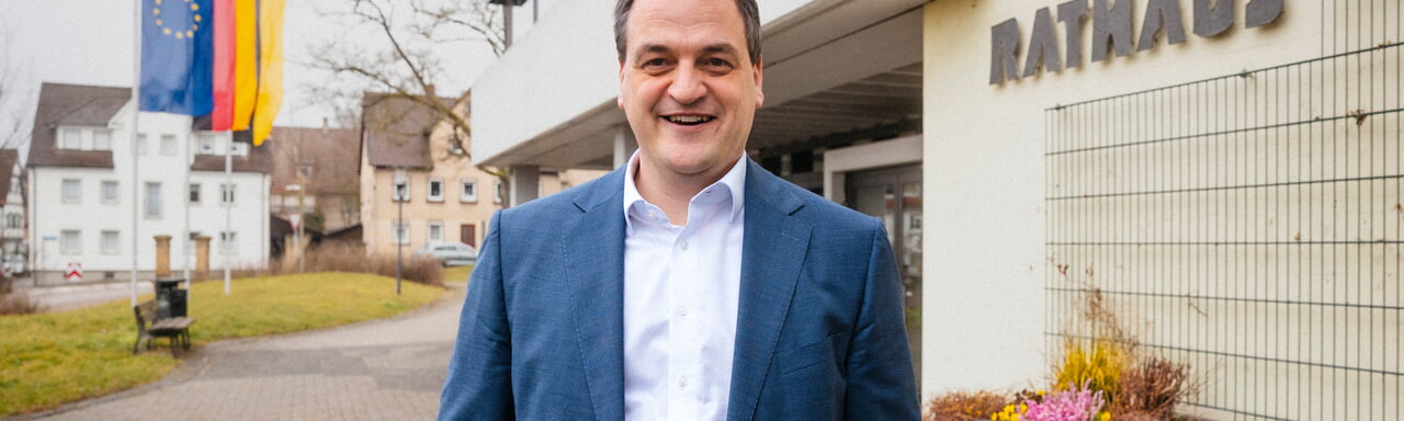 B&uuml;rgermeisterkandidat Albrecht Dautel vor dem Rathaus in B&ouml;nnigheim