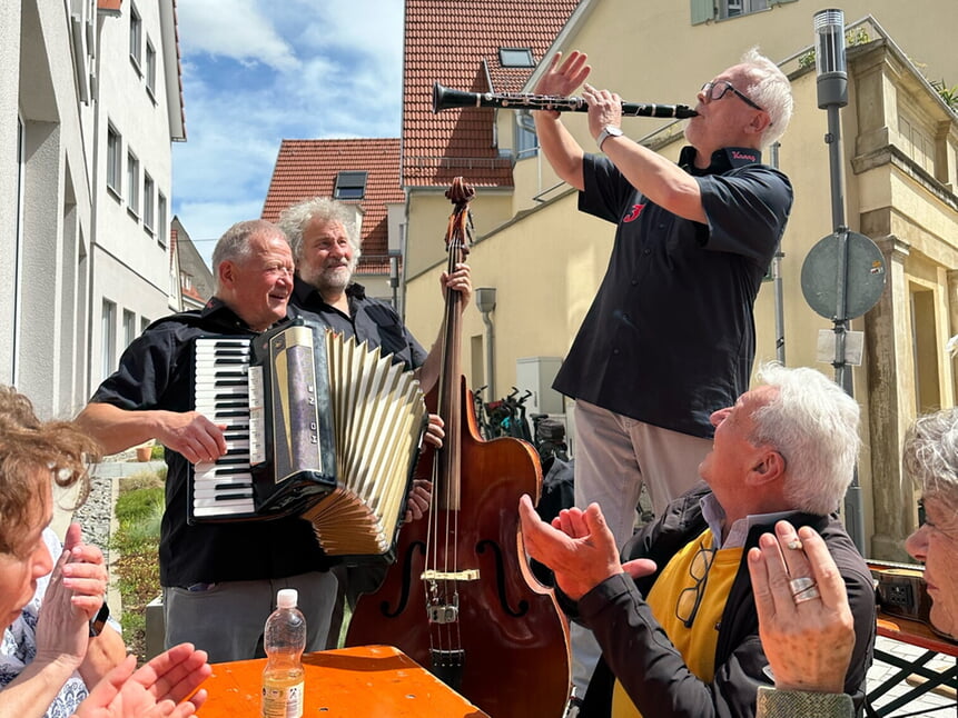 Stra&szlig;en-Musikanten bei einem Fest in B&ouml;nnigheim