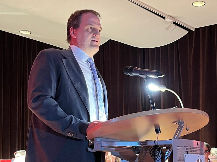 Albrecht Dautel am Rednerpult bei einer Veranstaltung in der Stadthalle