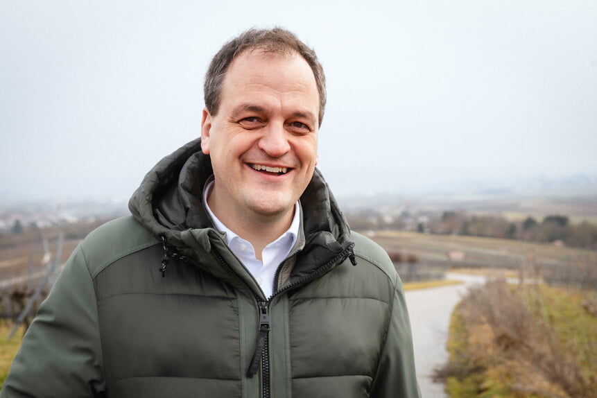 Albrecht Dautel beim Weinbergspaziergang