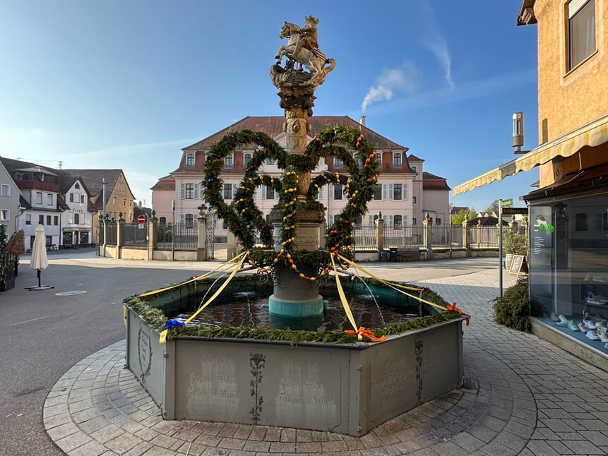 &Ouml;sterlich geschm&uuml;ckter St. Georgsbrunnen