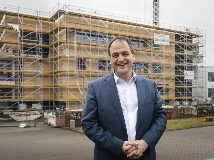 Albrecht Dautel vor der Baustelle des Schulzentrums